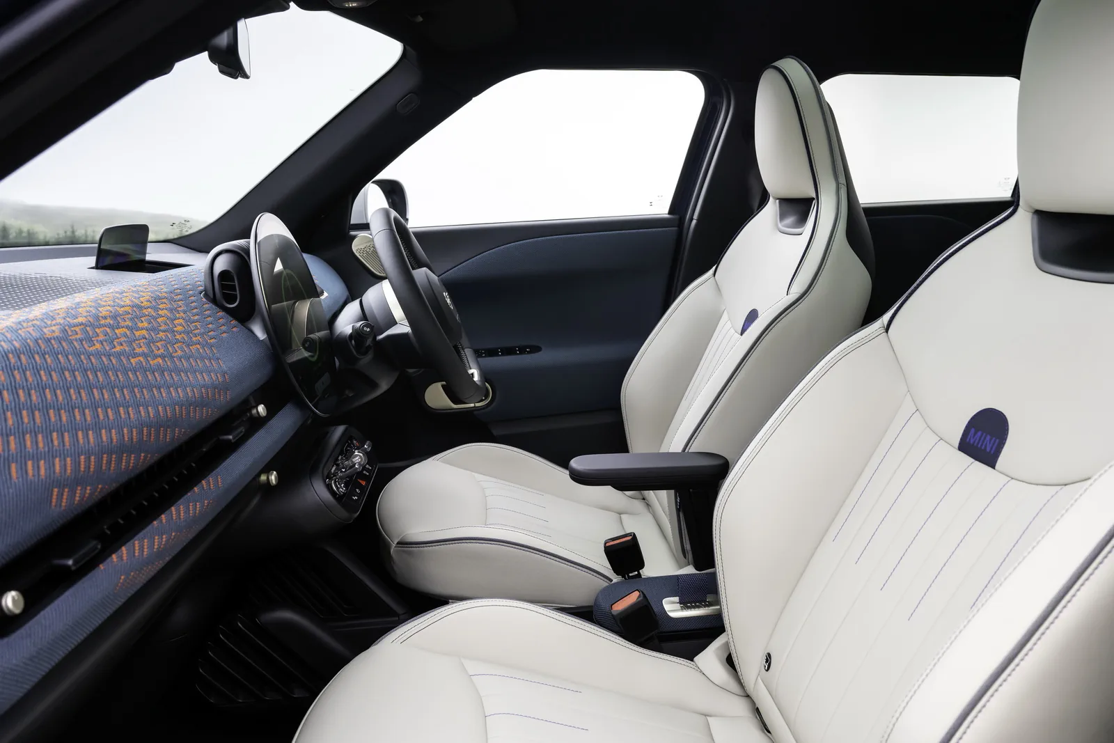 Интерьер электрокара MINI Aceman SE (J05) '2024, передний ряд сидений