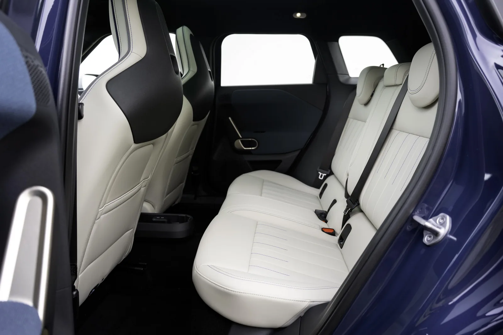 Интерьер электрокара MINI Aceman SE (J05) '2024, задний ряд сидений