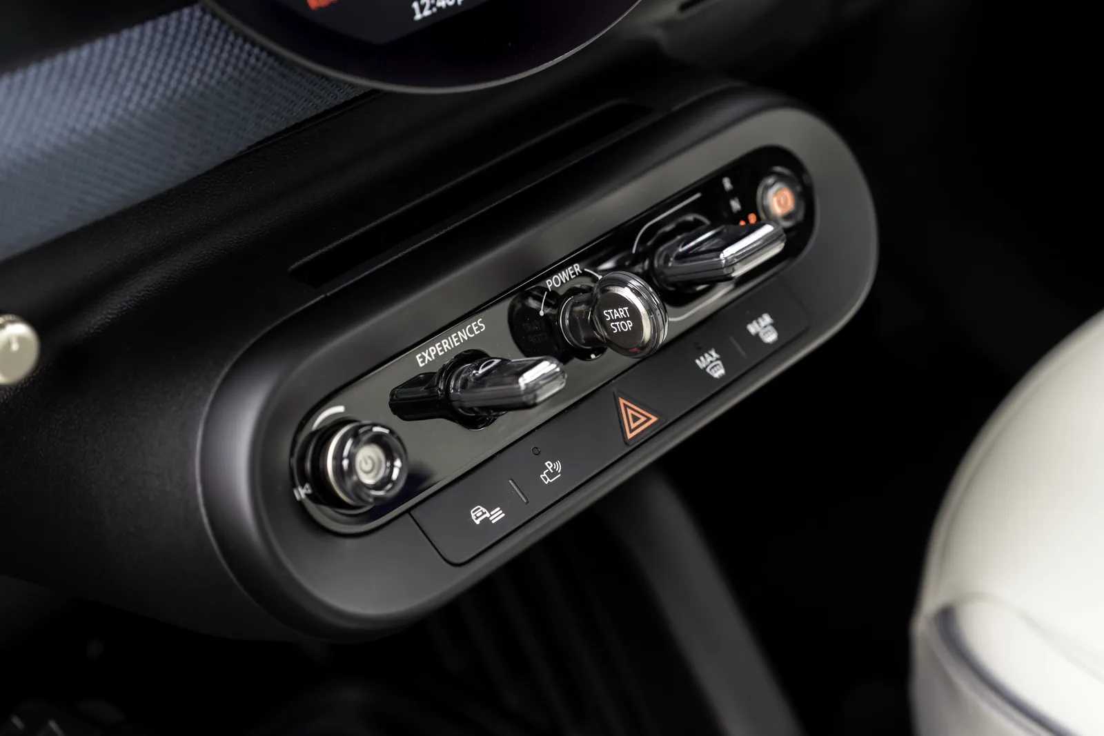 Органы управления электрокаром MINI Aceman SE (J05) '2024