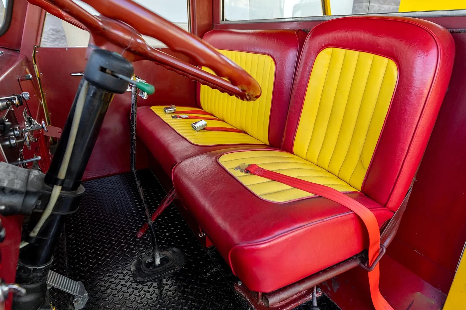 Интерьер кабины пожарной машины Mack C95FD Fire Truck '1967