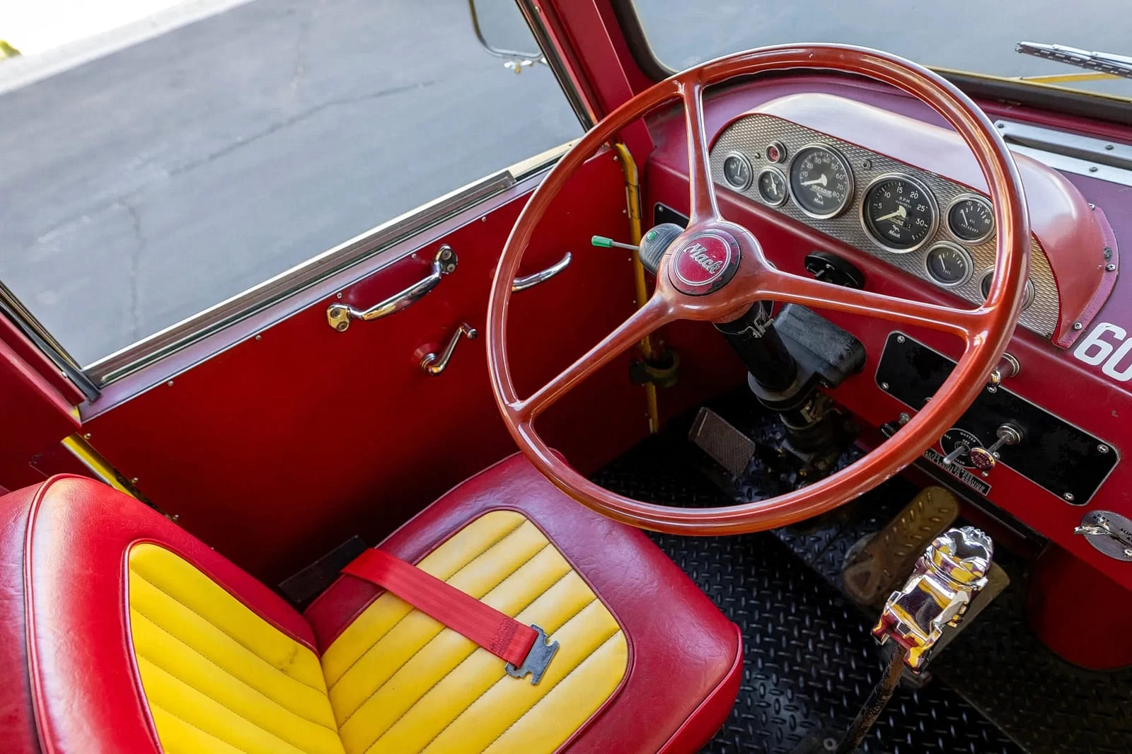 Интерьер кабины пожарной машины Mack C95FD Fire Truck '1967
