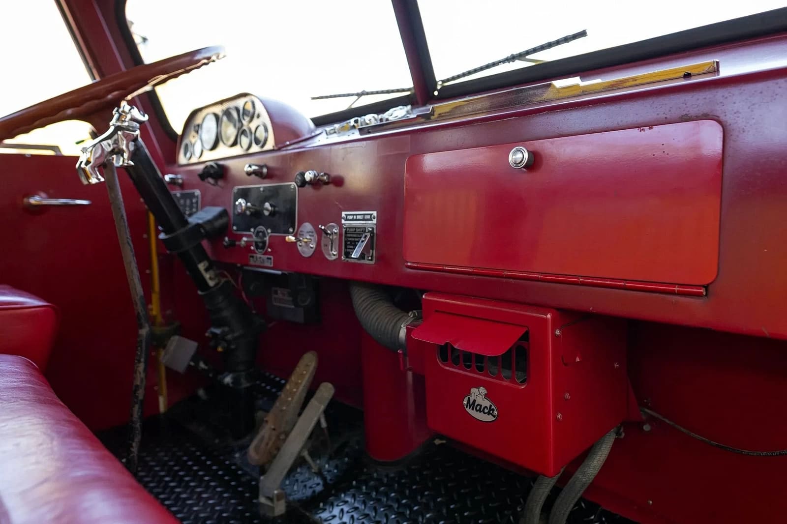 Приборная панель в кабине пожарной машины Mack C95FD Fire Truck '1967