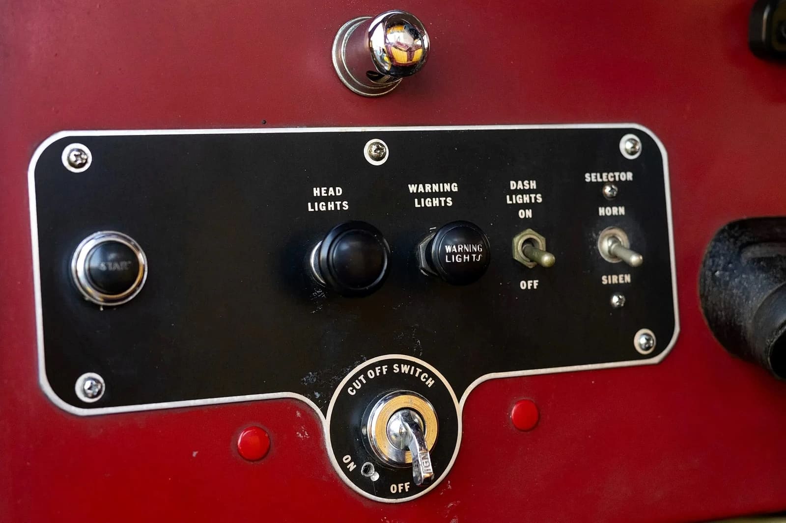 Кнопки управления в пожарной машине Mack C95FD Fire Truck '1967