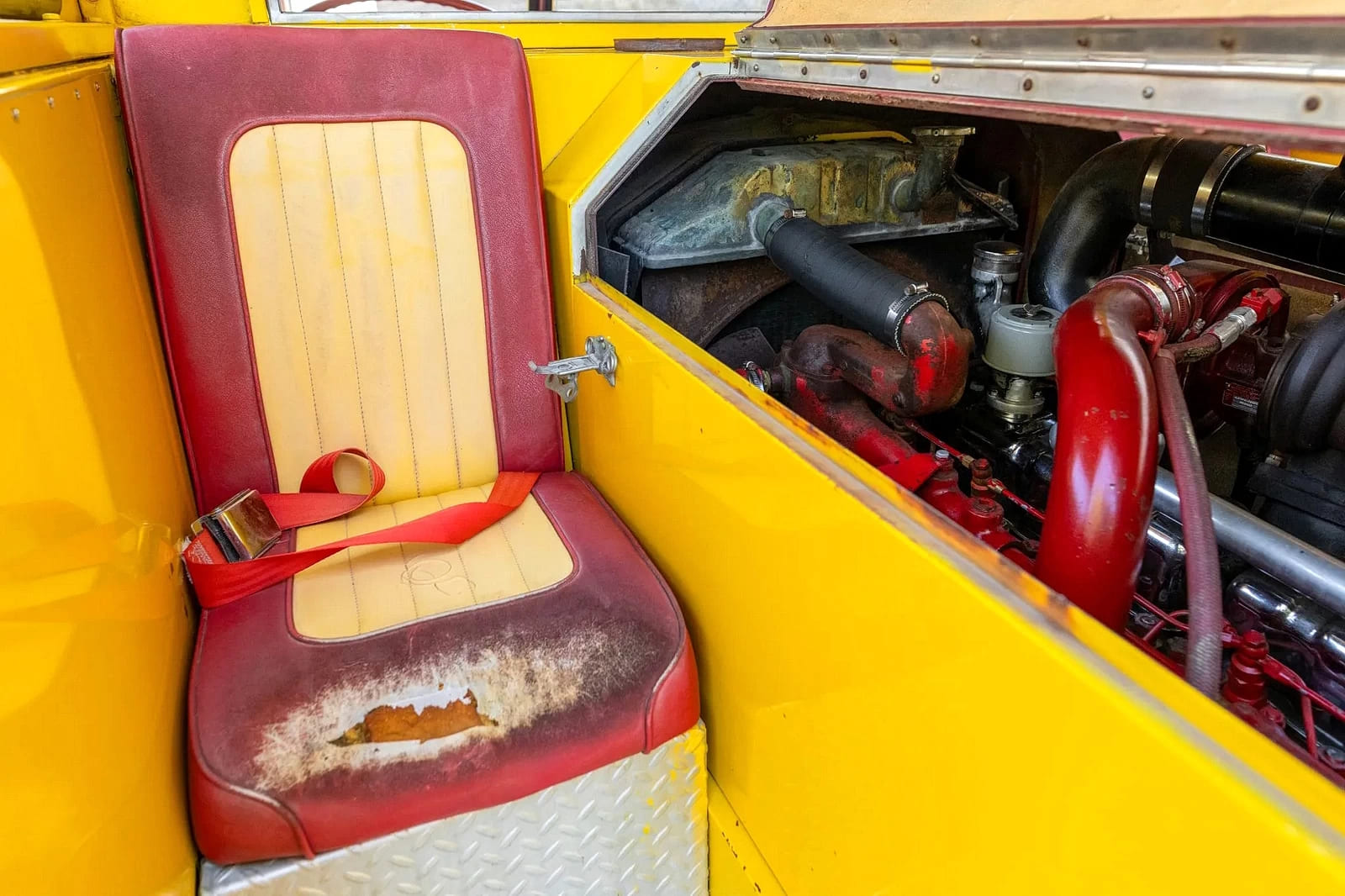 Дополнительное сиденье в машине Mack C95FD Fire Truck '1967