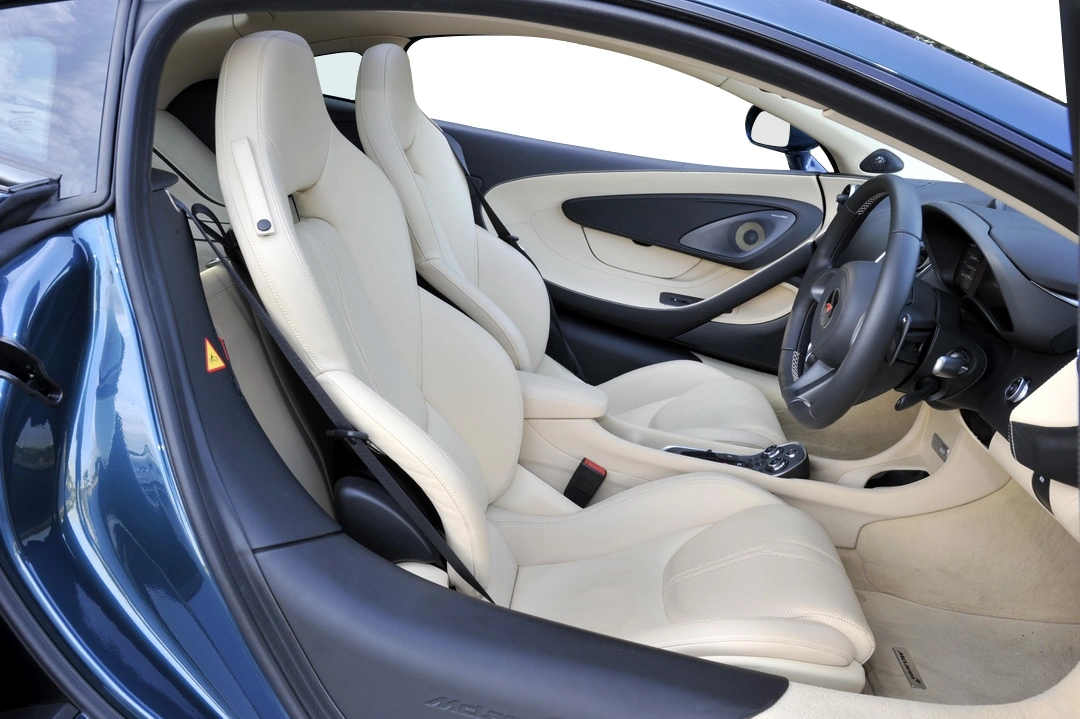 Интерьер спорткара McLaren 570GT '2016–21