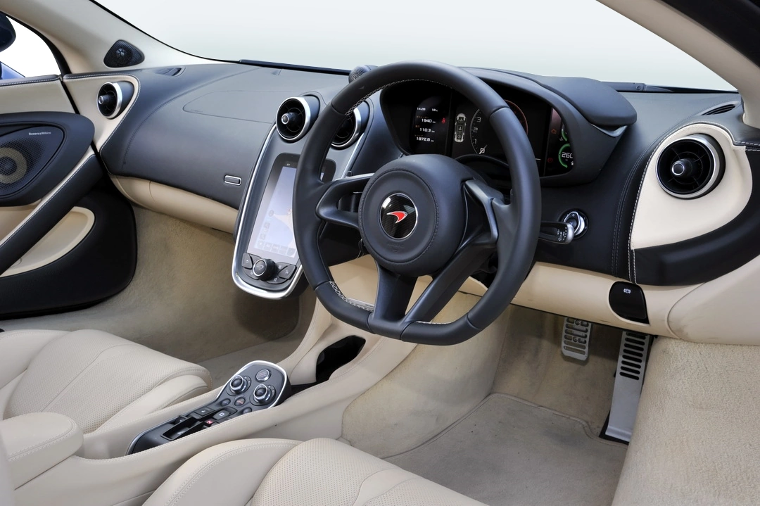Интерьер автомобиля McLaren 570GT '2016–21