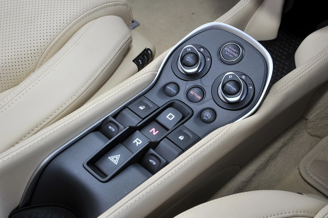 Центральная консоль спорткара McLaren 570GT '2016–21