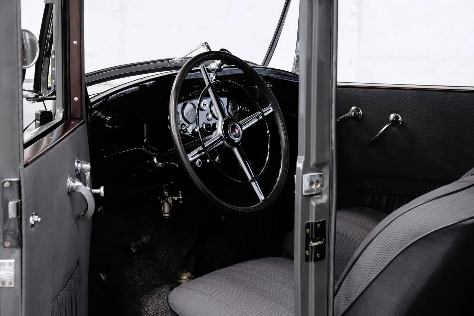 Салон старинного автомобиля Mercedes-Benz Typ 170 Sedan (W15) '1933