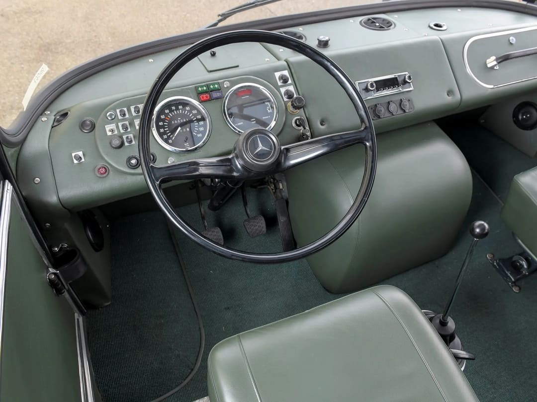 Приборная панель автобуса Mercedes-Benz L 408 Bus '1972
