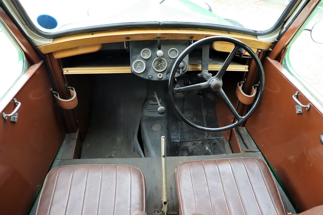 В кабине старинного фургона Morris Eight 5 cwt Van (Series Z) '1940–53 года