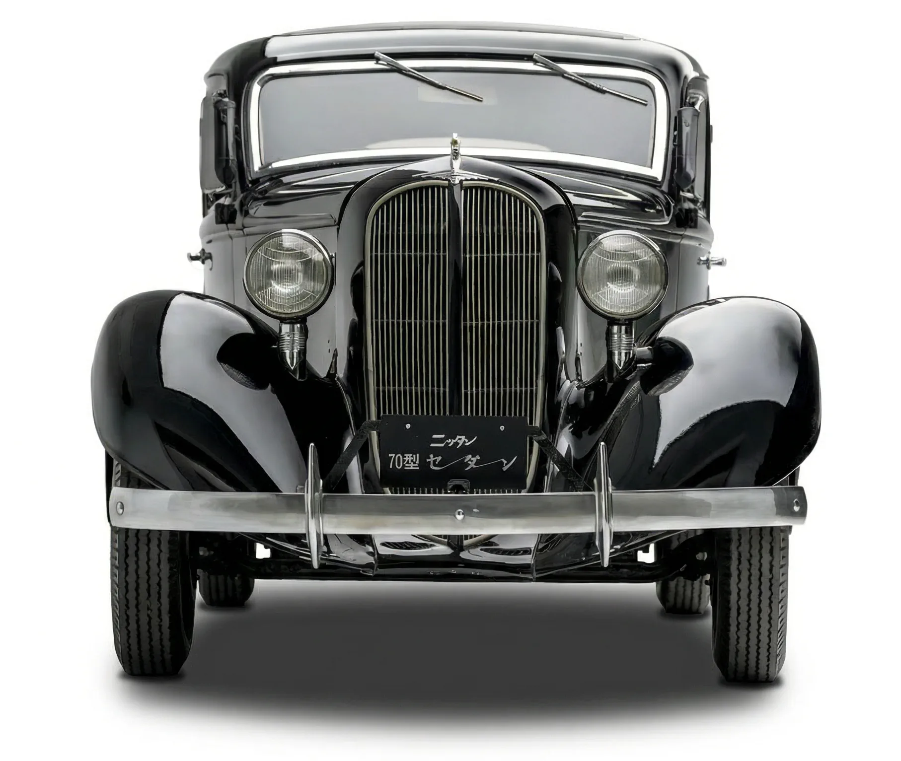 Японский ретро седан Nissan 70 Sedan '1937–39, вид спереди