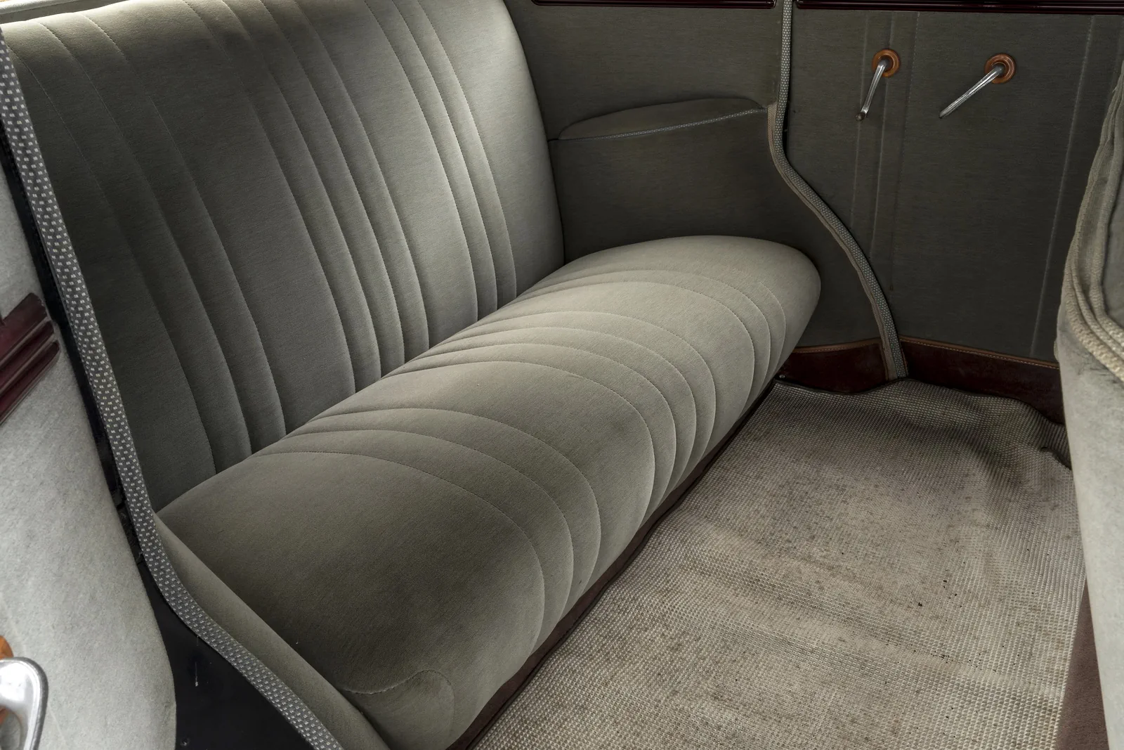 Задние сиденья в салоне автомобиля Nissan 70 Sedan '1937–39