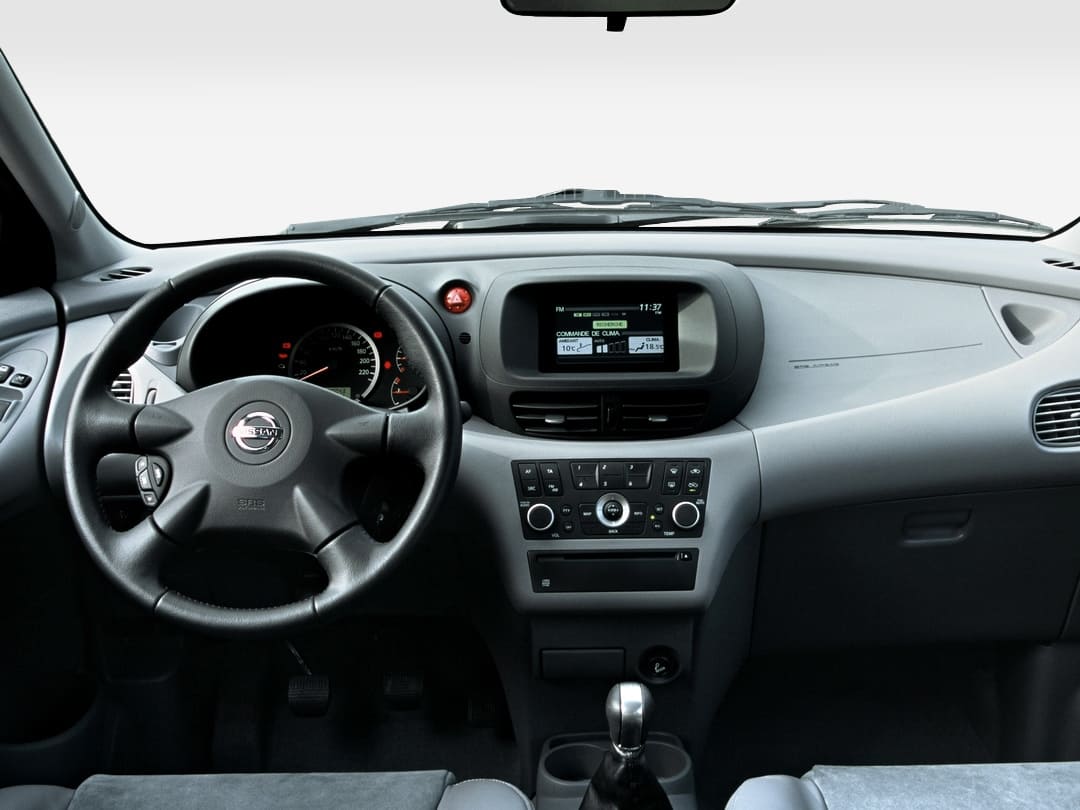 Приборная панель минивэна Nissan Almera Tino (V10) '2000-06