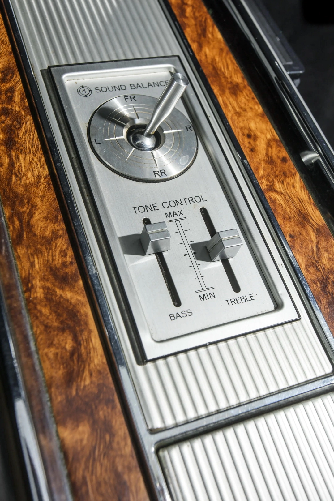 Кнопки управления музыкой в салоне седана Nissan President (H250) '1977–82