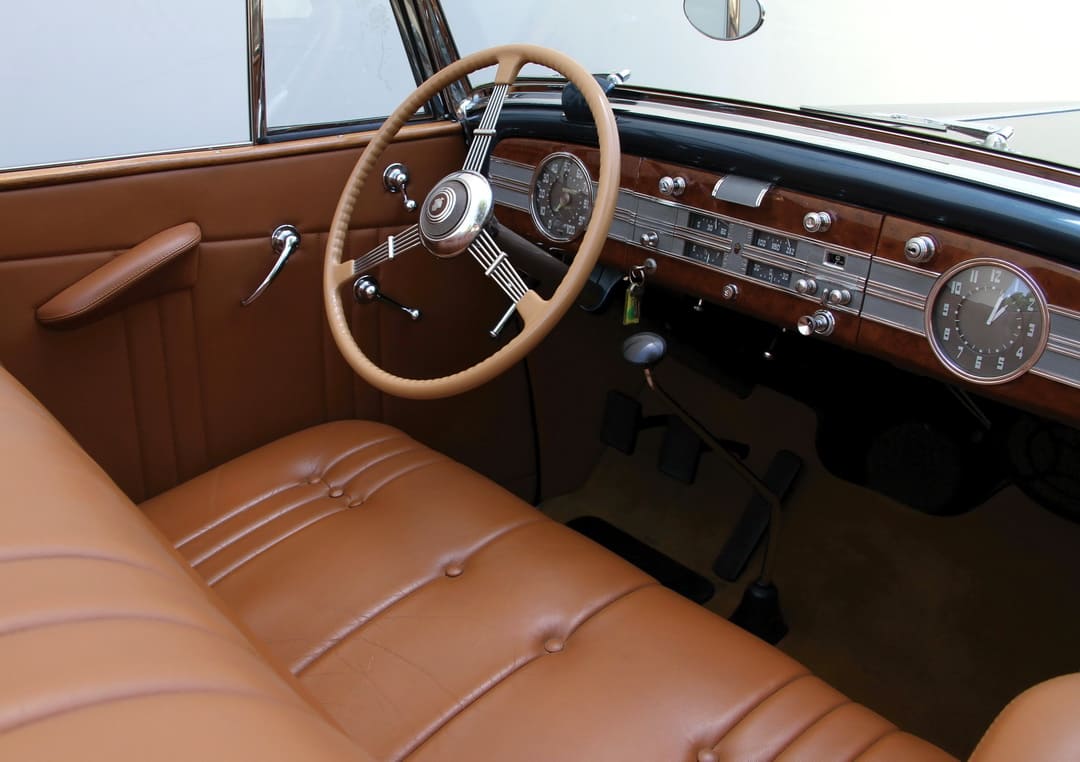 Приборная панель старинного автомобиля Packard 120 Convertible Sedan '1937 года