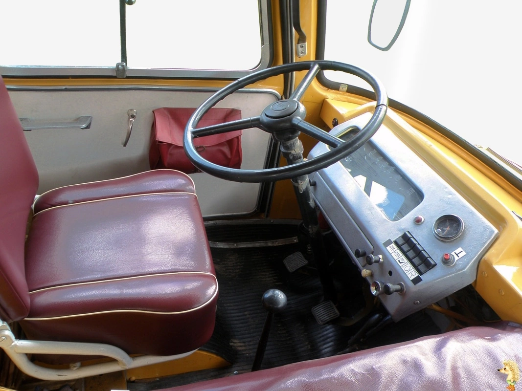 Место водителя в автобусе ПАЗ-672М '1982–89