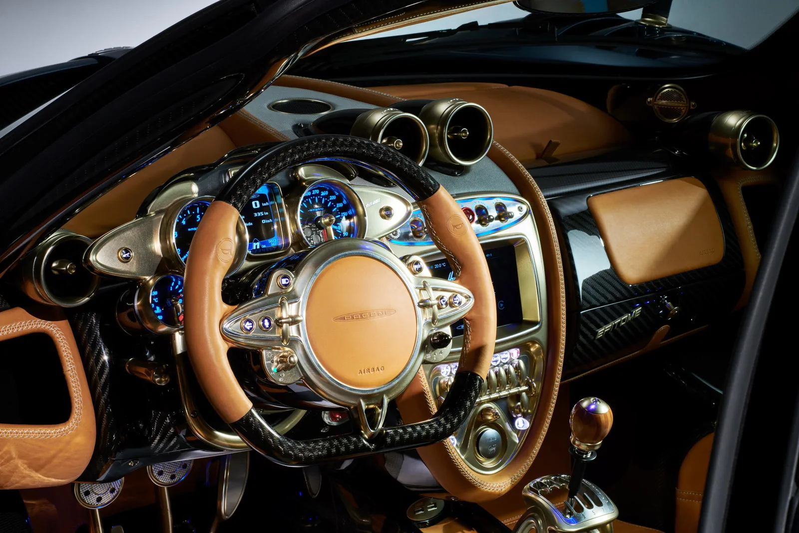 Рулевое колесо и приборная панель спорткара Pagani Huayra Epitome '2024
