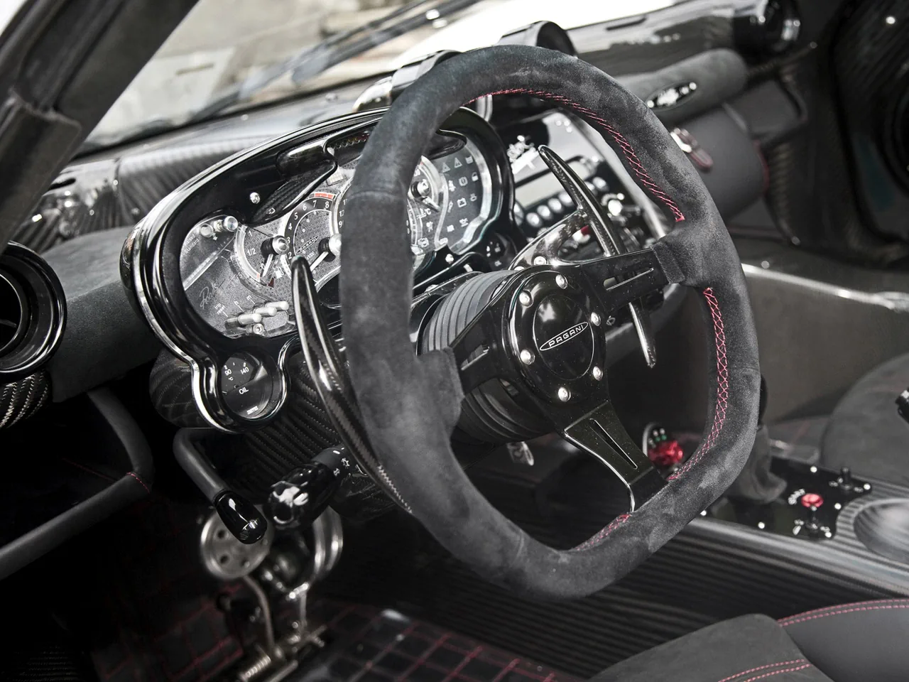 Рулевое колесо и приборная панель автомобиля Pagani Zonda Cinque Roadster '2009