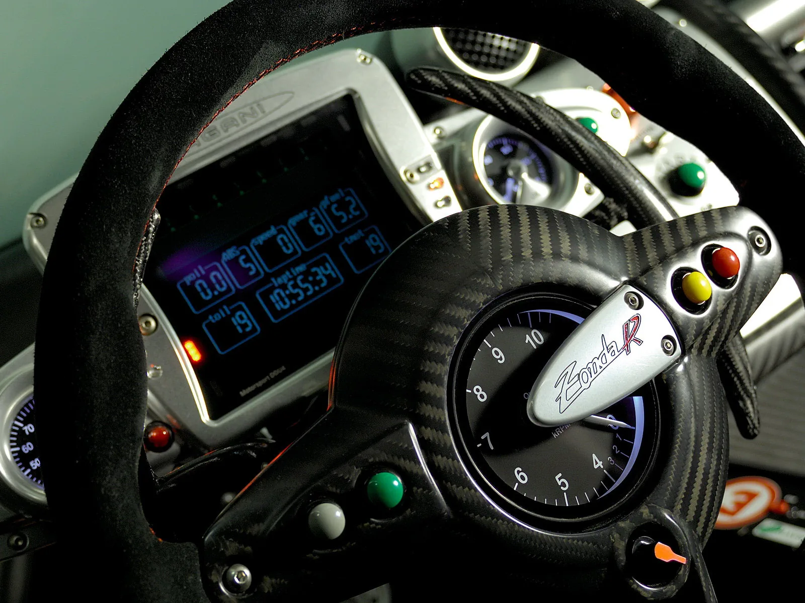 Рулевое колесо и приборная панель в салоне спорткара Pagani Zonda R '2009–10
