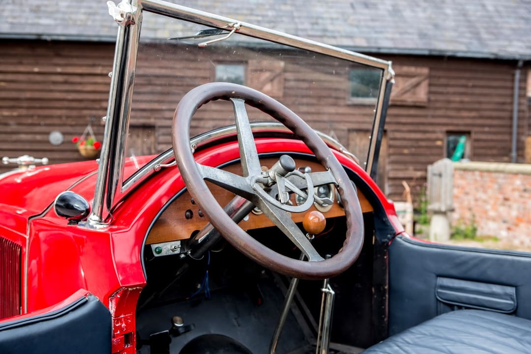 Интерьер старинного автомобиля Paige 6-66 Daytona Speedster '1921 года