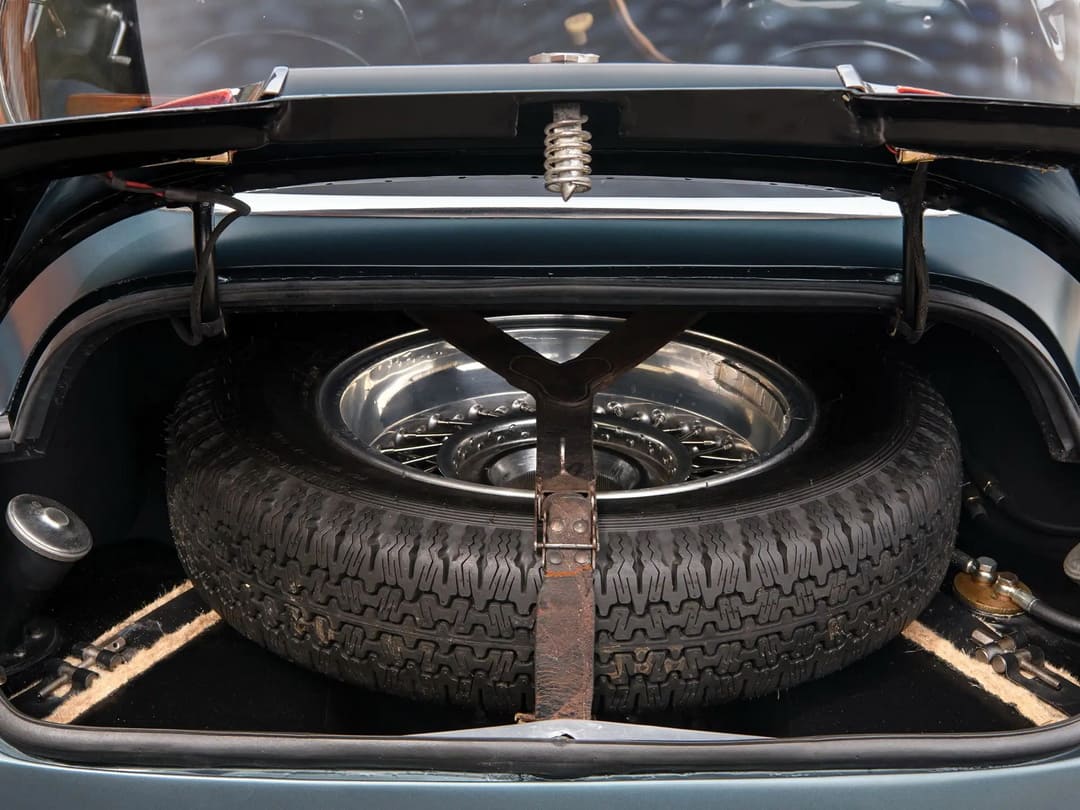 Запасное колесо в багажнике автомобиля Pegaso Z-102 Berlinetta '1955