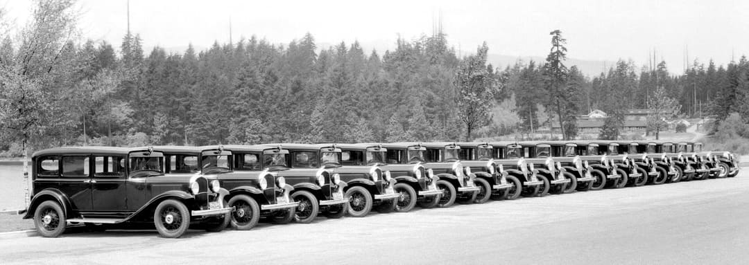 Старинное фото автомобилей Plymouth, выстроенных в ряд