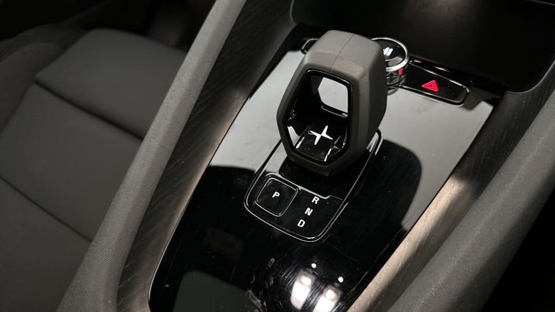 Переключатель скоростей в автомобиле Polestar 2 '2019–23