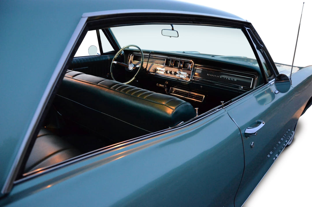 Интерьер автомобиля Pontiac Bonneville Hardtop Sedan '1966