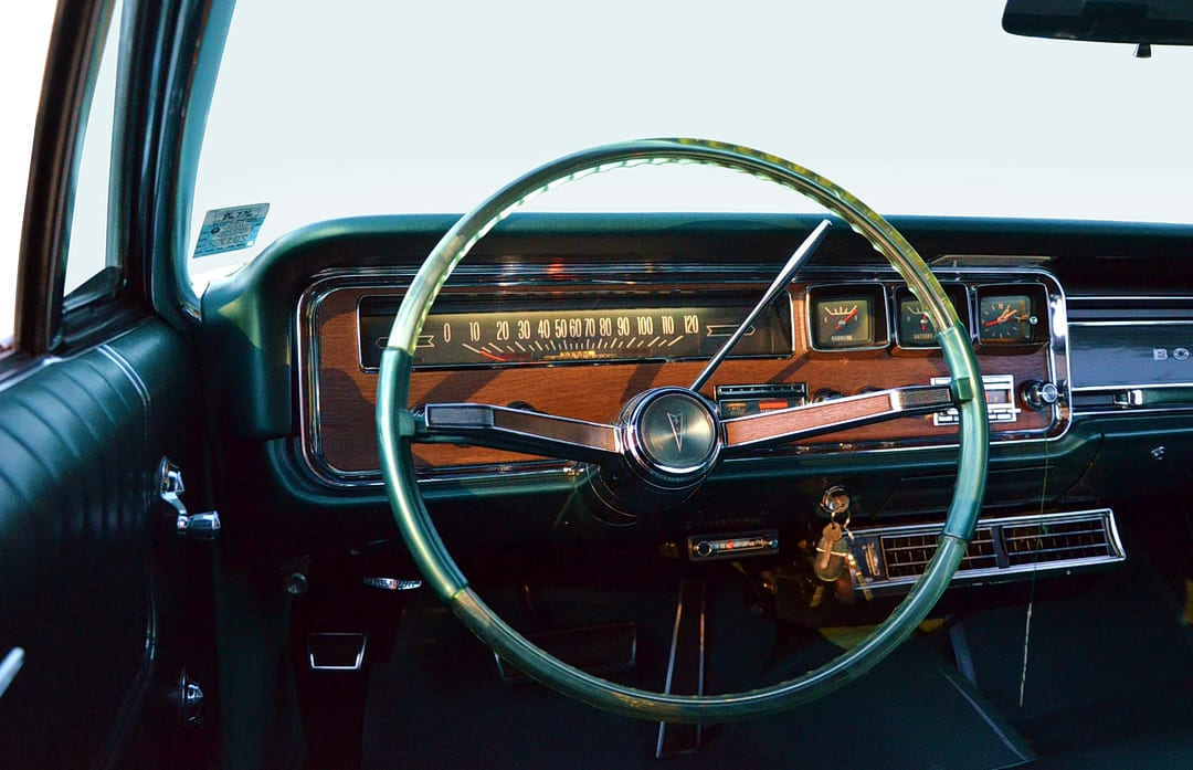 Приборная панель автомобиля Pontiac Bonneville Hardtop Sedan '1966