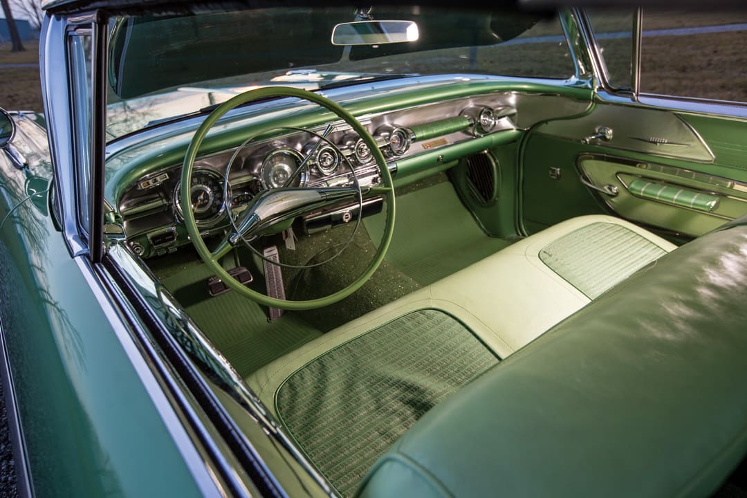 Интерьер автомобиля Pontiac Bonneville Custom Sport Coupe '1958