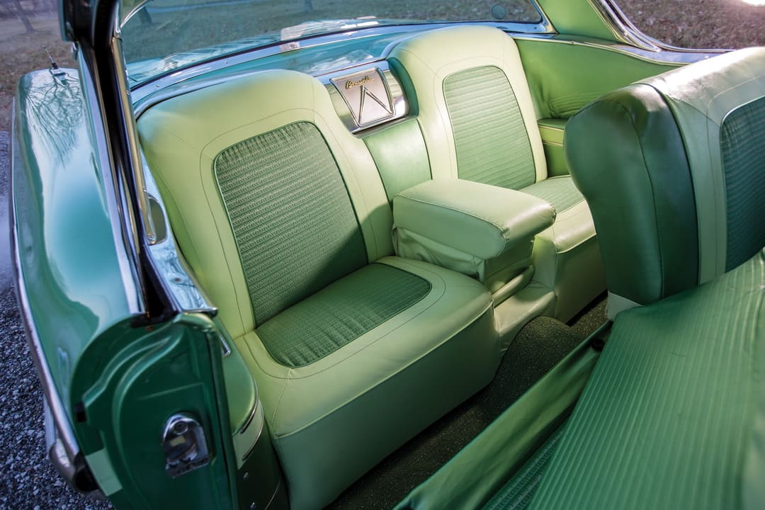 Интерьер автомобиля Pontiac Bonneville Custom Sport Coupe '1958, задний ряд сидений