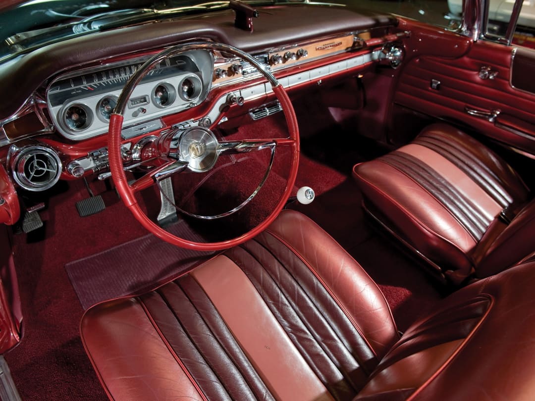 Интерьер автомобиля Pontiac Bonneville Tri-Power Convertible '1960, передний ряд сидений