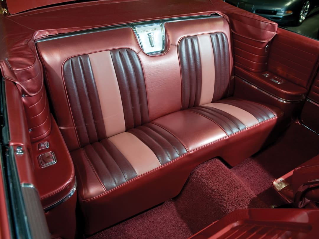 Интерьер автомобиля Pontiac Bonneville Tri-Power Convertible '1960, задний ряд сидений
