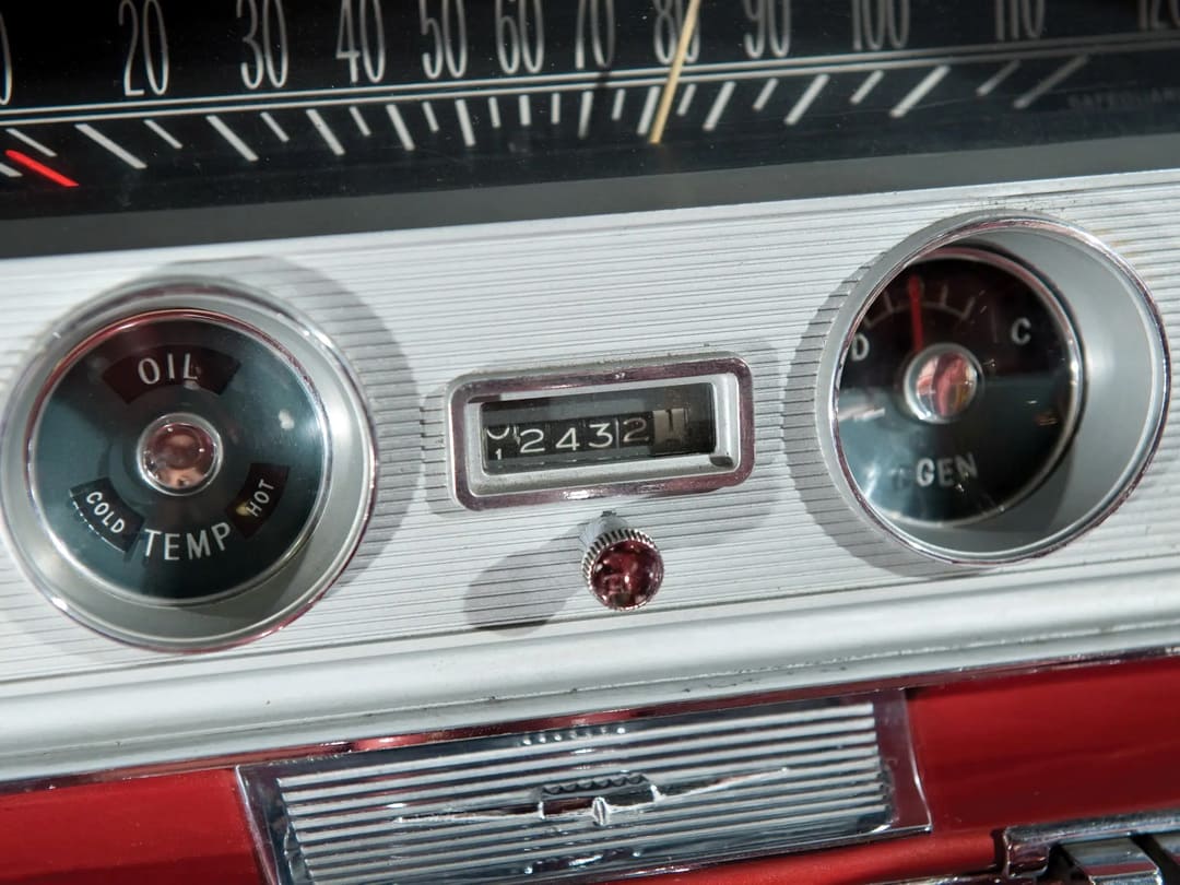 Приборная панель автомобиля Pontiac Bonneville Tri-Power Convertible '1960