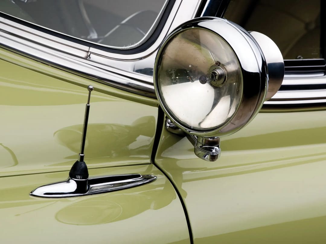Дополнительный фонарь на автомобиле Pontiac Chieftain Custom Eight Catalina Hardtop Coupe '1953 года