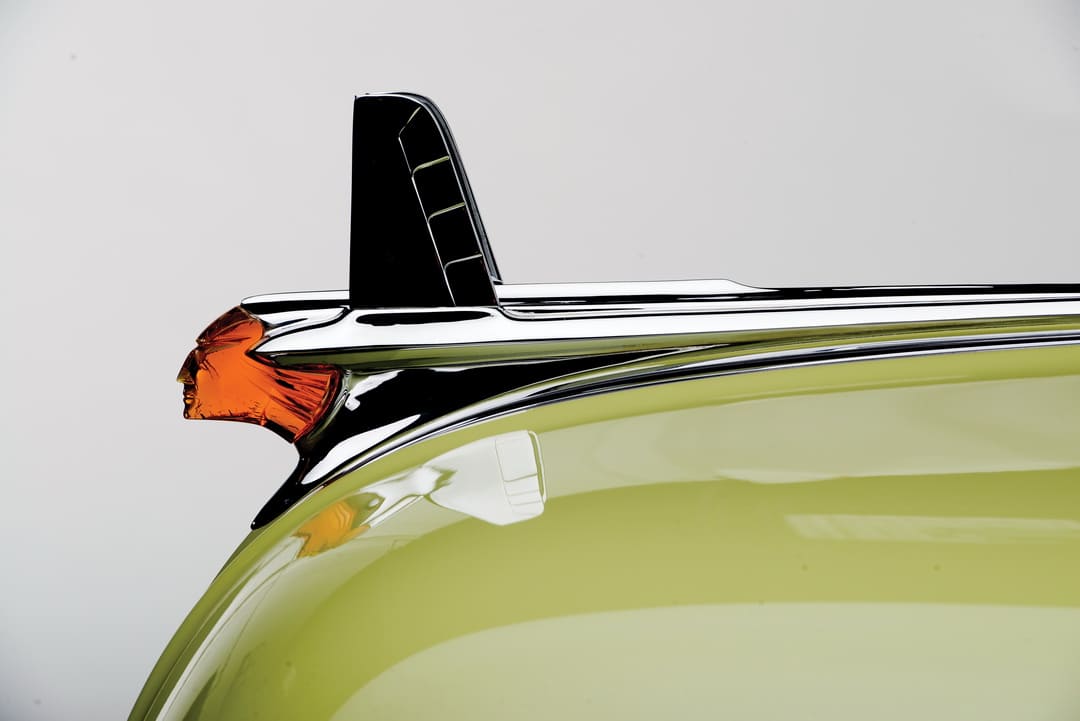 Светящийся маскот на капоте автомобиля Pontiac Chieftain Custom Eight Catalina Hardtop Coupe '1953