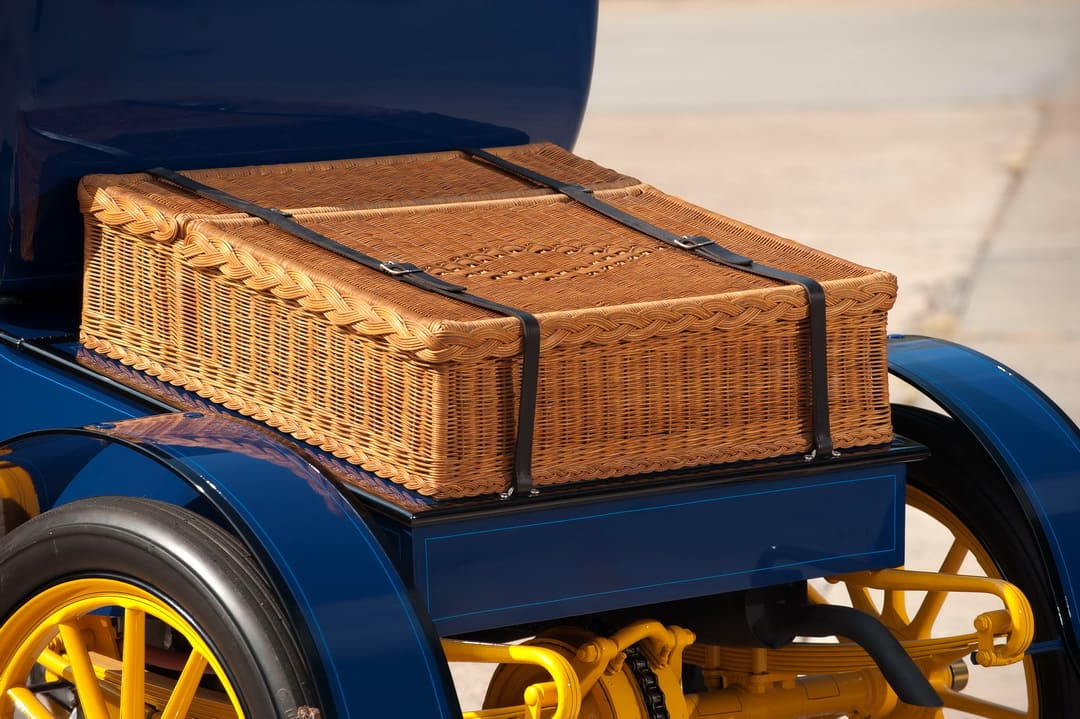 Плетеная корзинка в виде багажника у автомобиля Pope-Hartford Model A Runabout '1903
