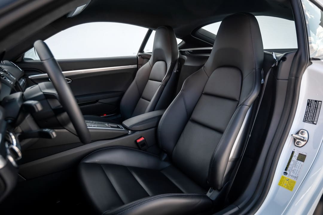 Интерьер спорткара Porsche 718 Cayman GTS 4.0 '2022