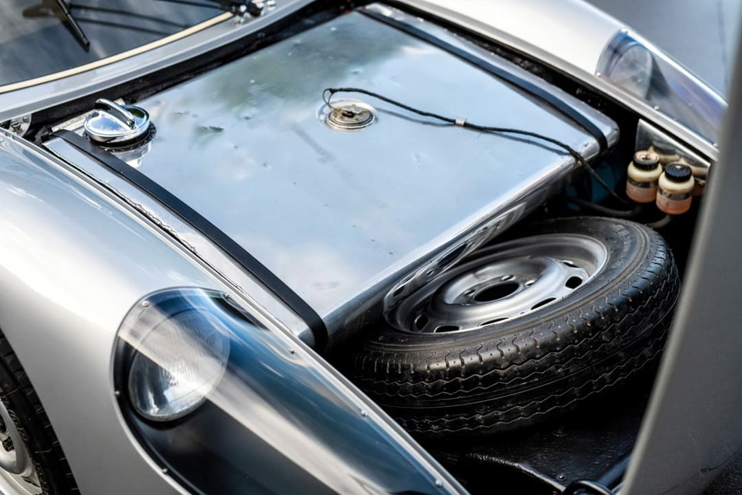 Бензобак под капотом спорткара Porsche 904 Carrera GTS '1963–64