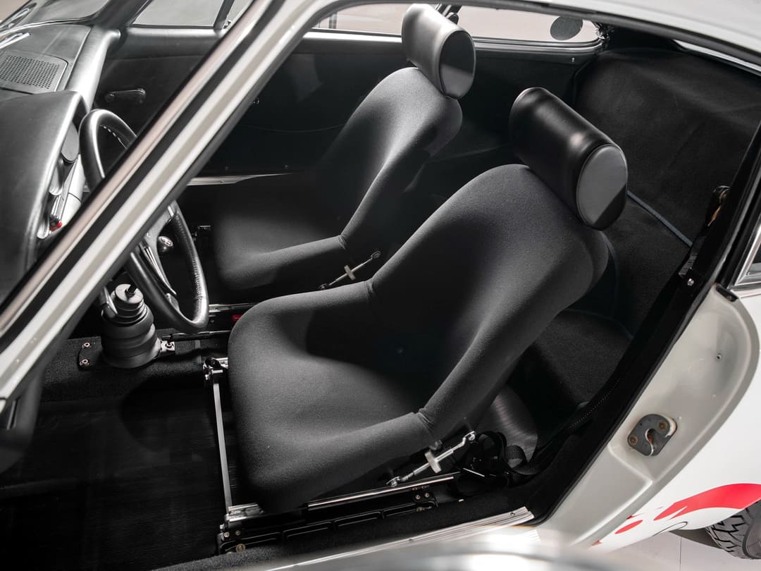Сиденья водителя и переднего пассажира в салоне спорткара Porsche 911 Carrera RS 2.7 Lightweight '1973