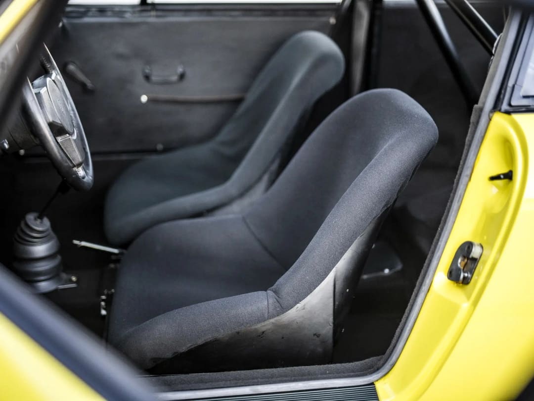 Интерьер спорткара Porsche 911 Carrera RS 3.0 '1974 сиденья ковши