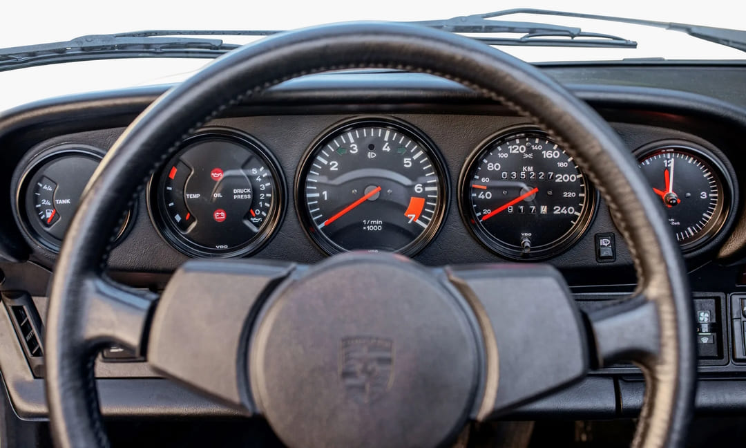 Приборная панель автомобиля Porsche 911 SC Cabriolet '1983