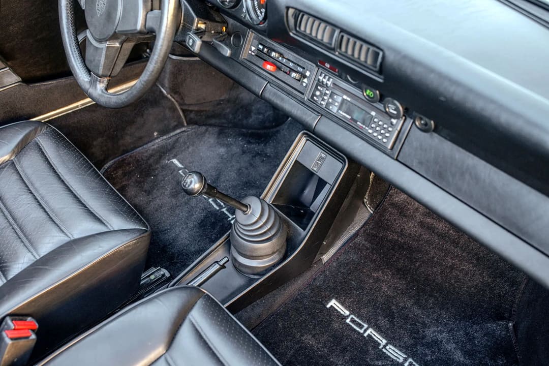 Центральная консоль кабриолета Porsche 911 SC Cabriolet '1983
