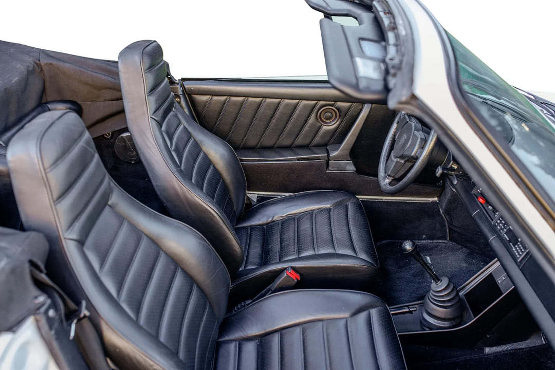 Сиденья в салоне кабриолета Porsche 911 SC Cabriolet '1983
