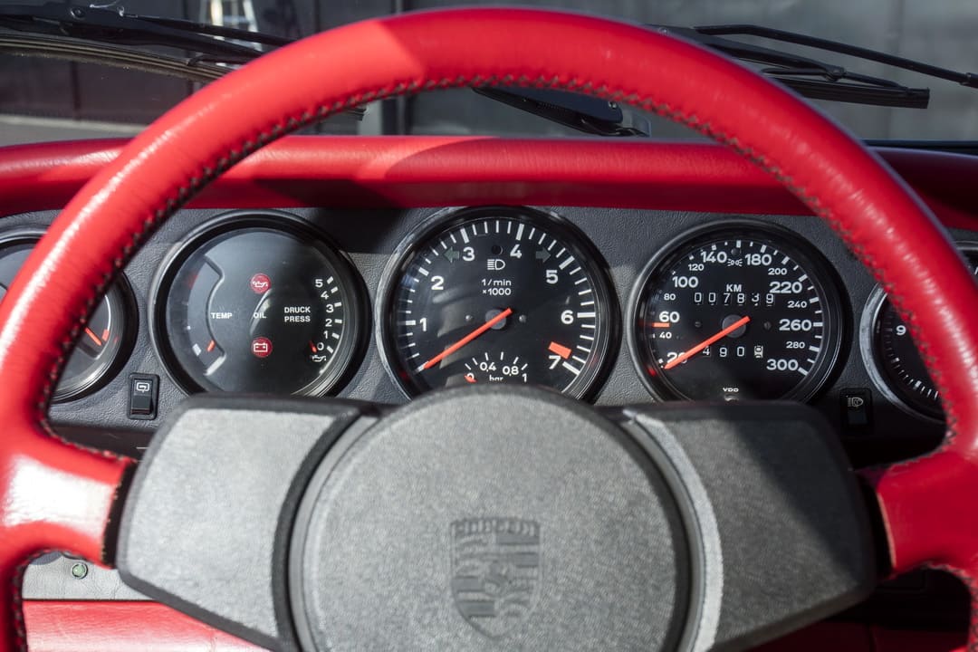 Приборная панель спорткара Porsche 911 Turbo (930 Series I) Flachbau Conversion '1983