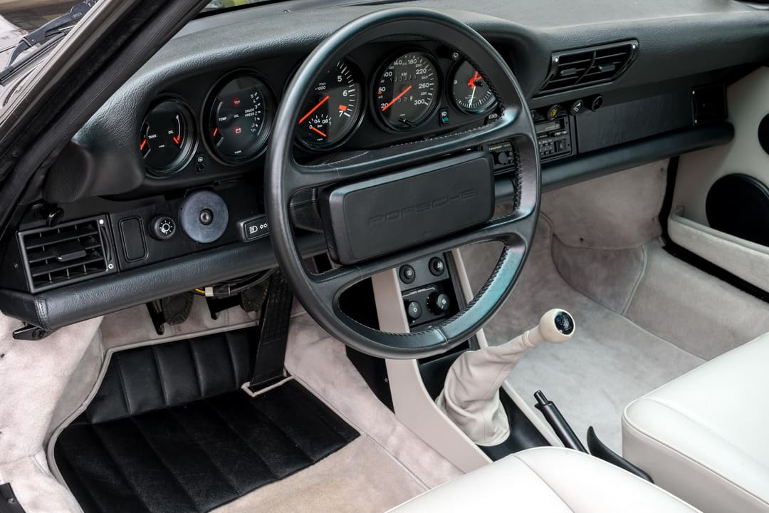Интерьер спорткара Porsche 930 Turbo 3.3-Litre Coupé '1989
