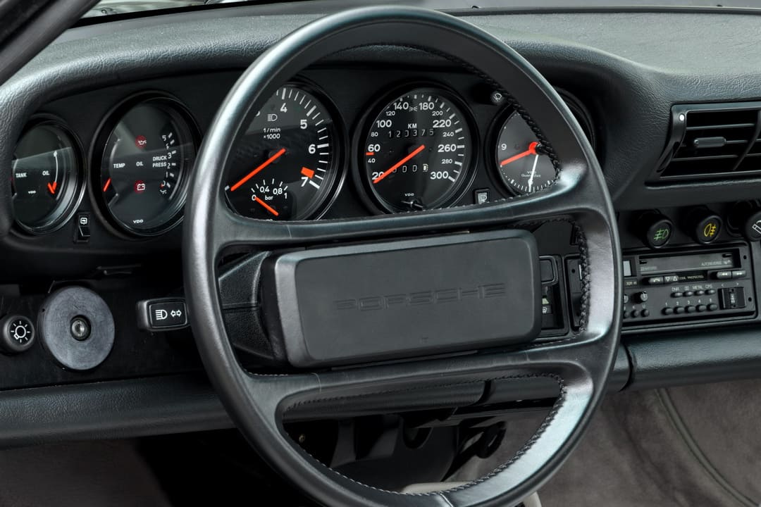 Рулевое колесо автомобиля Porsche 930 Turbo 3.3-Litre Coupé '1989