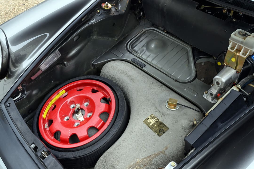 Запасное колесо в багажнике Porsche 930 Turbo 3.3-Litre Coupé '1989