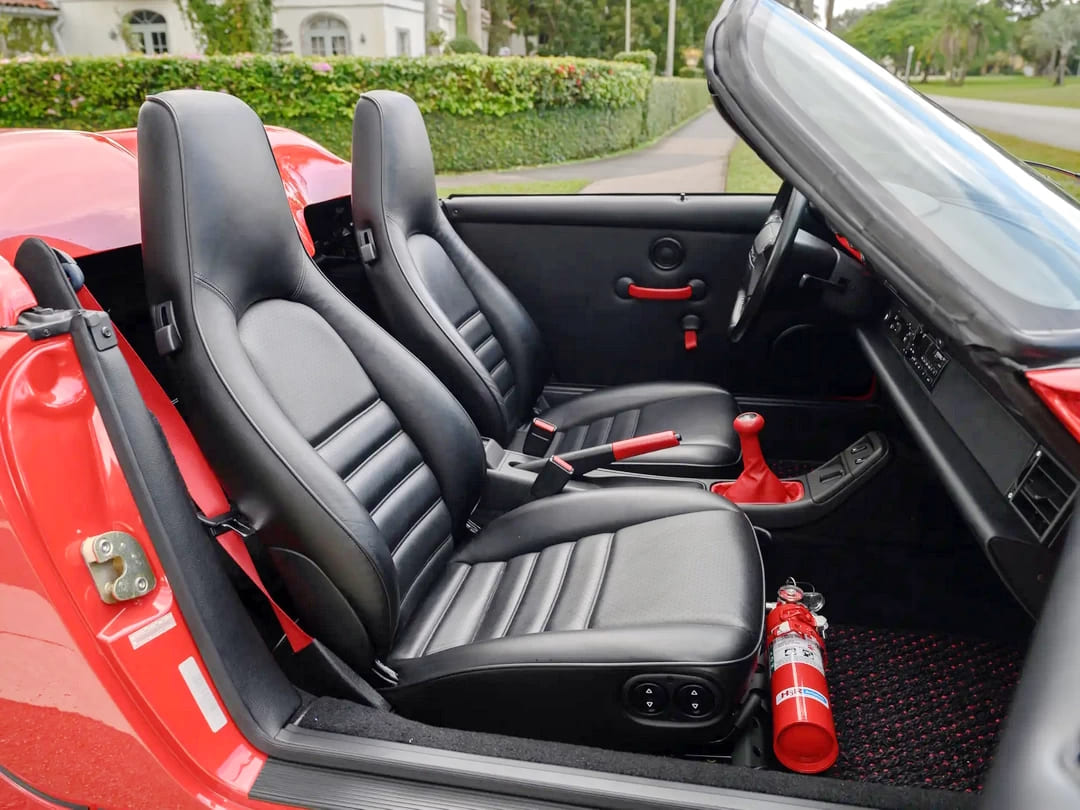 Сиденья в салоне спидстера Porsche 911 Speedster '1994