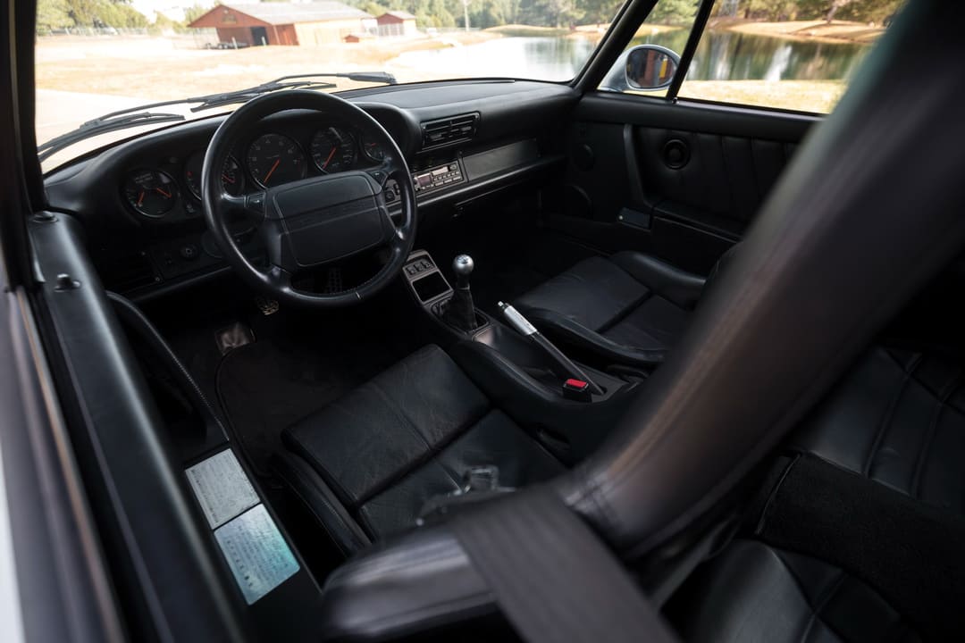 Интерьер спорткара Porsche 911 Turbo S Flachbau Coupe X83 1993